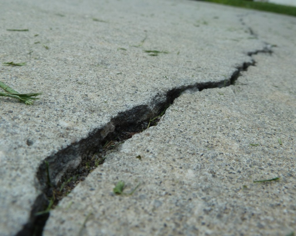 Differential movement across settlement crack