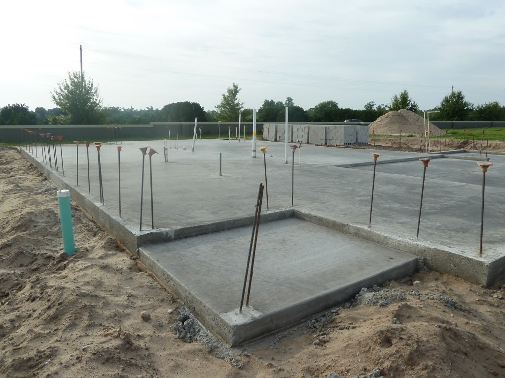 concrete slab and monolithic footing with vertical reinforcing steel